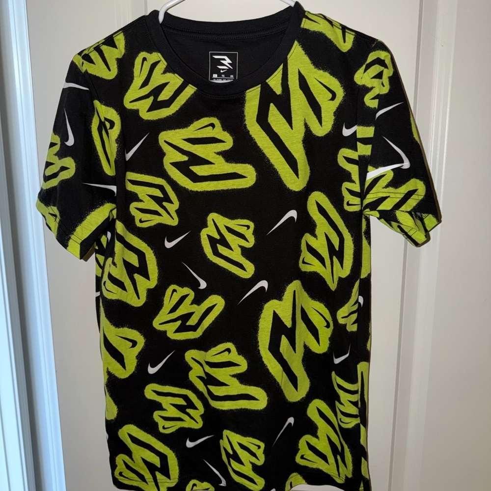 Nike Men's Black and Yellow Graphic Tee